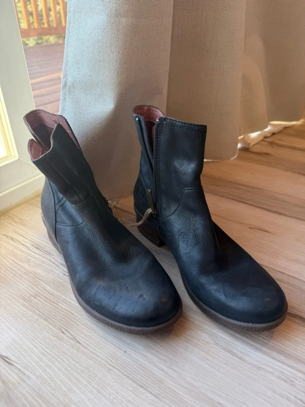 Dankso Black Leather Women's Zip Ankle Boots